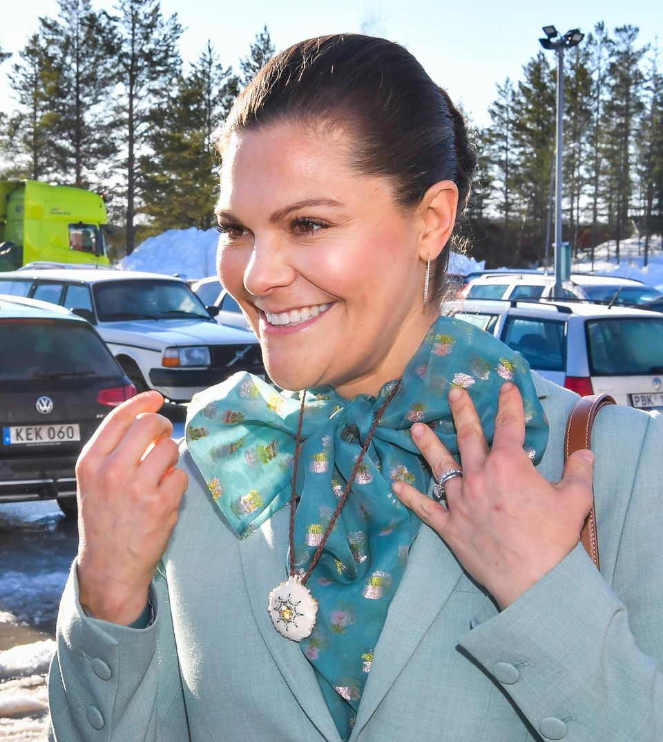 Prinzessin Victoria bekommt eine Halskette geschenkt Prinzessin Victoria bekommt eine Halskette geschenkt