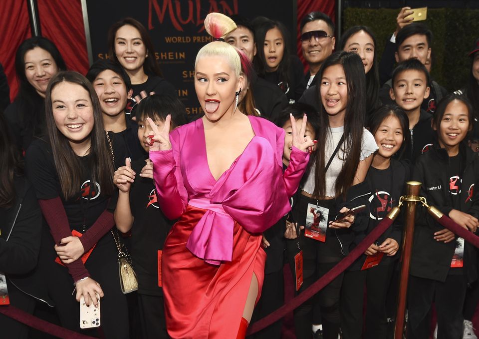 Christina Aguilera posiert mit Fans bei der "Mulan"-Premiere