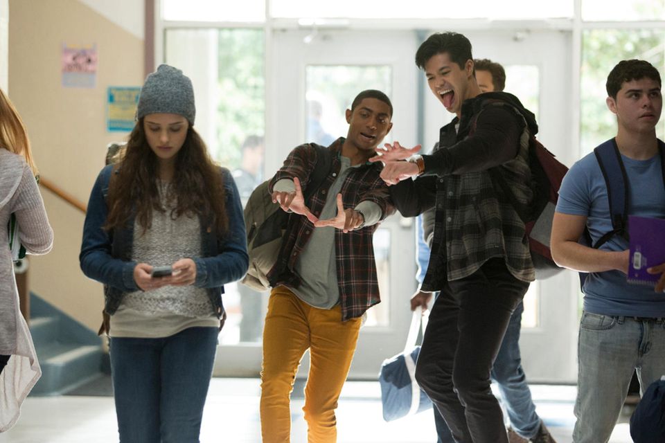 "Orange Is The New Black": Hannah (Katherine Langford) wird von den Jungs an ihrer Schule gemobbt Hannah (Katherine Langford) wird von den Jungs an ihrer Schule gemobbt