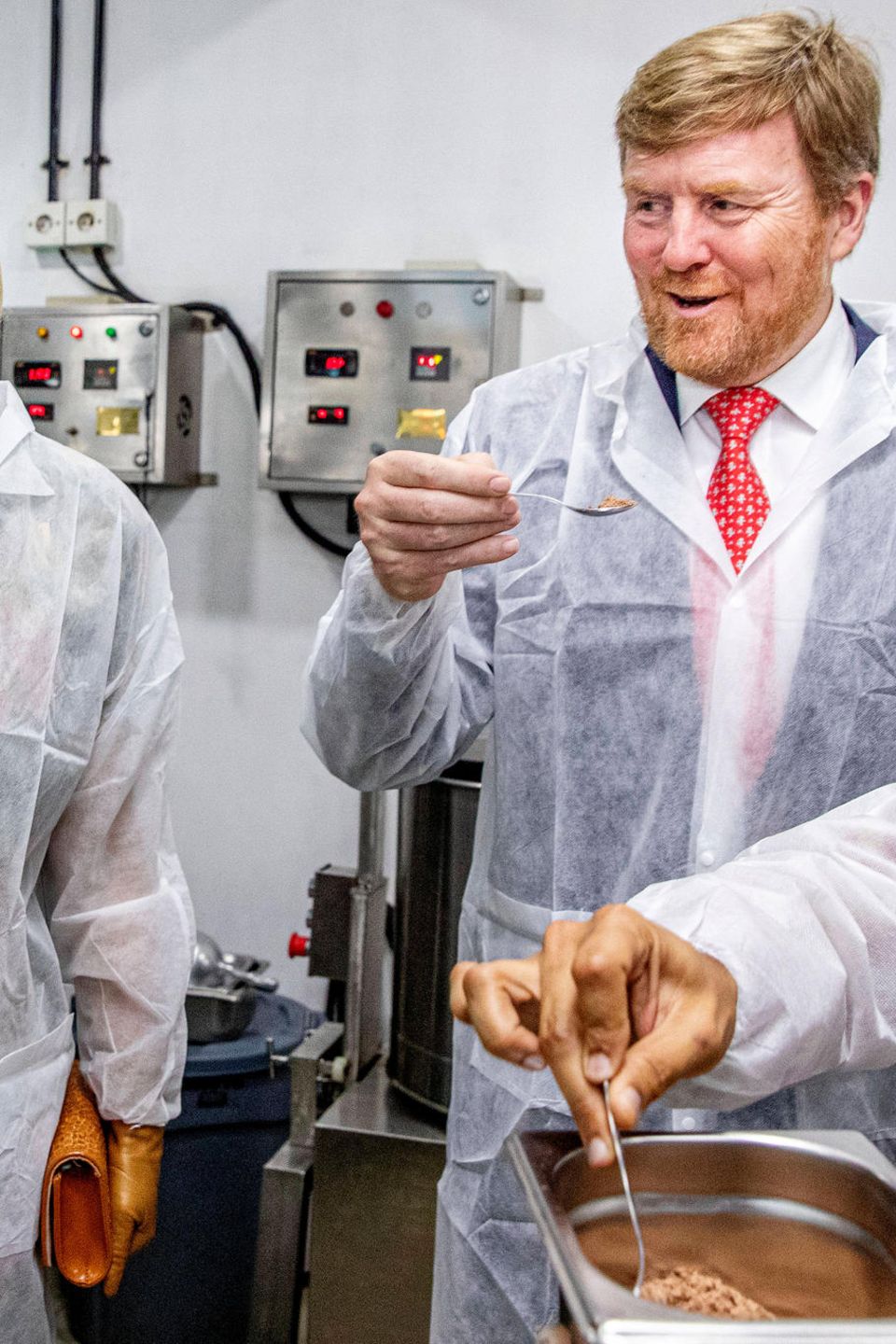 Davon kann man nicht genug bekommen. Im Rahmen des Staatsbesuchs besichtigt das niederländische Königspaar die Pipiltin Cocoa Schokoladenfabrik und nascht das fertige Produkt. Für Leckermäulchen Willem-Alexander dürfte es auch gern ein größerer Löffel zum Probieren sein. Davon kann man nicht genug bekommen. Im Rahmen des Staatsbesuchs besichtigt das niederländische Königspaar die Pipiltin Cocoa Schokoladenfabrik und nascht das fertige Produkt. Für Leckermäulchen Willem-Alexander dürfte es auch gern ein größerer Löffel zum Probieren sein.