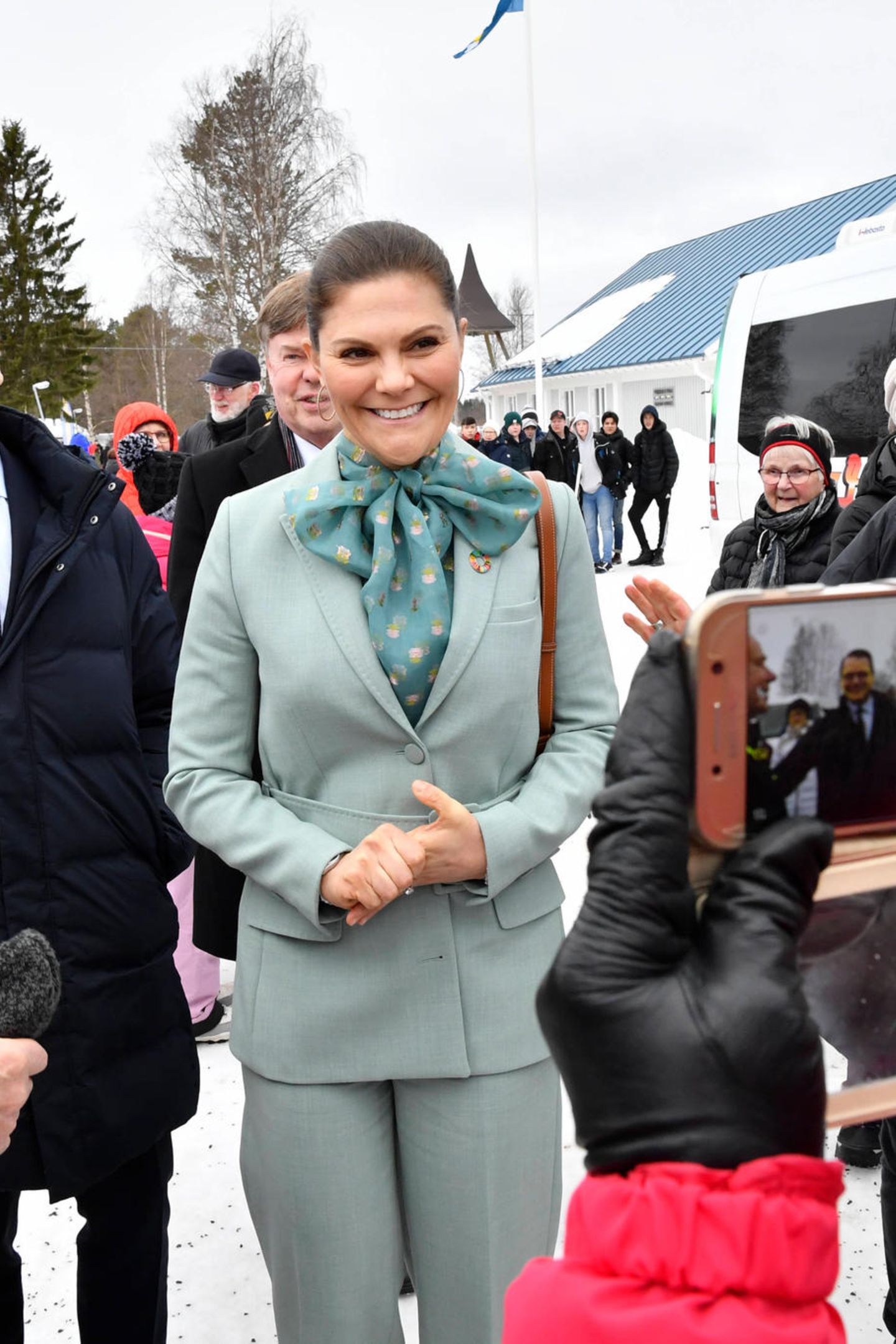 Beim Besuch einer Vorschule hat Prinzessin Victoria den schwedischen Winter wohl doch etwas unterschätzt: Sie trägt nur einen frühlingshaften Anzug von Rodebjer und eine gemusterte Bluse von Customade … 