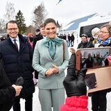 Beim Besuch einer Vorschule hat Prinzessin Victoria den schwedischen Winter wohl doch etwas unterschätzt: Sie trägt nur einen frühlingshaften Anzug von Rodebjer und eine gemusterte Bluse von Customade … 