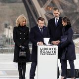 Später, am windigen Eiffelturm, sind die Looks ein bisschen wetterfester: Brigitte Macron zeigt sich in einem wärmeren Wollmantel im Military-Stil, Letizia in einem navy-farbenen Mantel von Hugo Boss.