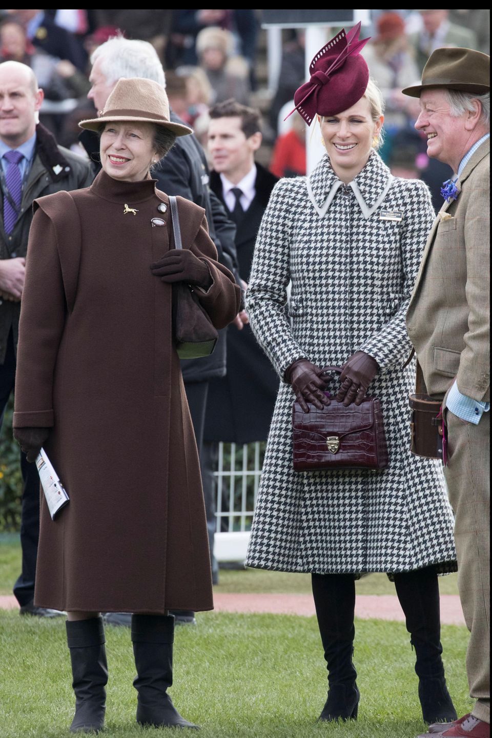 11. März 2020  Tag 2 des Cheltenham Festivals führt bei den Windsors zur Familienzusammenführung. Pferdenärrinen Prinzessin Anne und ihre Tochter Zara Tindall verfolgen entspannt das Geschehen. An ihrer Seite steht Andrew Parker Bowles, der Ex-Mann von Herzogin Camilla.