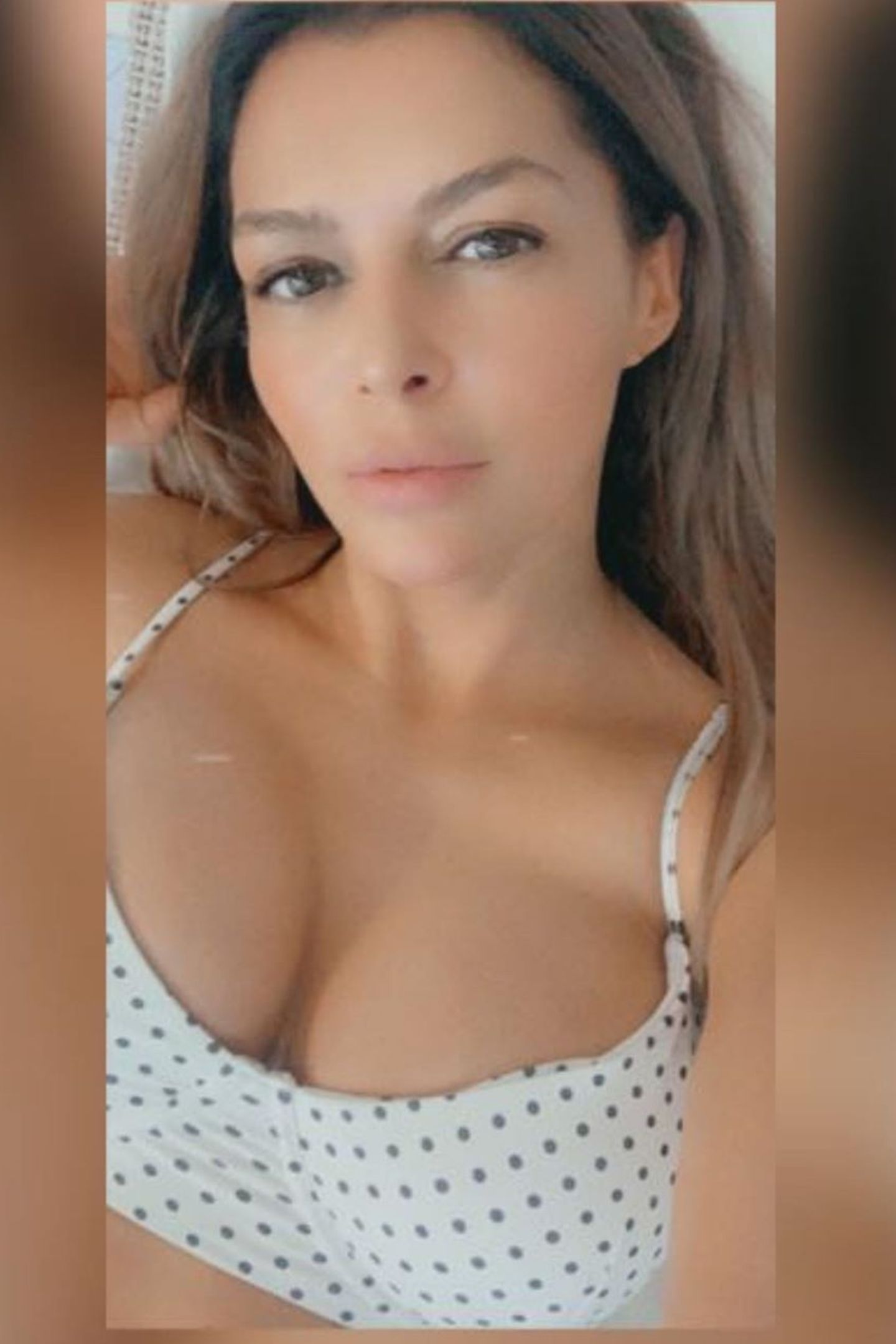 Um Sabia Boulahrouz wurde es seit September 2019 still in den sozialen Medien. Jetzt ist es endlich wieder soweit, die Ex von Rafael van der Vaart meldet sich auf Instagram zurück. Was für ein Comeback - mit tiefem Ausschnitt und laszivem Blick scheint es fast so, als wollte sie mit dem Bild einer gewissen Person imponieren. 