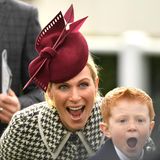 Sie schreien ihre Freude heraus: Prinzessin Anne, ihre Tochter Zara Tindall und Archie McCoy scheinen beim Ladies Day im Rahmen des Cheltenham Pferderennen-Festivals auf das richtige Pferd gesetzt zu haben. Der kleine sympathische Rotschopf ist der Sohn des legendären Jockeys AP McCoy, der den Rekord von 4.358 gewonnenen Rennen hält. Die Leidenschaft hat Archie auf jeden Fall von seinem Daddy geerbt.