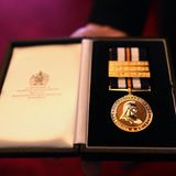 Die Königin erhält die erste Service Medal in Gold des Johanniterordens, dessen Oberhaupt sie ist. Herzlichen Glückwunsch, Ihre Majestät!