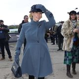 Zum dritten Tag des Cheltenham Festivals erscheint Zara Tindall in einem farblich abgestimmten Ensemble bestehend aus einem leicht ausgestelltem Mantel sowie schwarzen Overknee-Stiefeln. Handschuhe, Tasche und Hut harmonisieren zum Look. Doch gerade Zaras Kopfbedeckung macht der Springreiterin zu schaffen ...