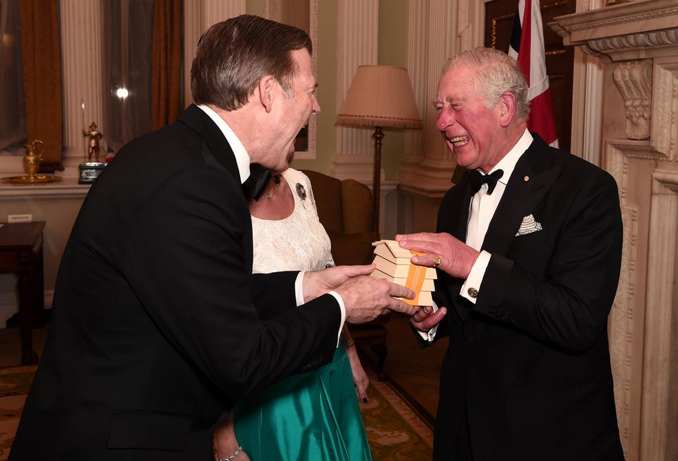 12. März 2020 Der Oberbürgermeister von London, William Russel, und der High Commissioner für Australien laden zum Galadinner und Prinz Charles kommt gern. Der Charity-Abend findet zugunsten von Hilfsaktionen zur Bekämpfung der Buschfeuer in Australien statt. Der Oberbürgermeister hat ein kleines Präsent für Prinz Charles, von dem nicht zu erkennen ist, was es sein soll, aber beide haben einen Mordsspaß. 12. März 2020 Der Oberbürgermeister von London, William Russel, und der High Commissioner für Australien laden zum Galadinner und Prinz Charles kommt gern. Der Charity-Abend findet zugunsten von Hilfsaktionen zur Bekämpfung der Buschfeuer in Australien statt. Der Oberbürgermeister hat ein kleines Präsent für Prinz Charles, von dem nicht zu erkennen ist, was es sein soll, aber beide haben einen Mordsspaß.