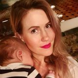 24. Dezember 2019  Seine ersten Weihnachtsgrüße an die Instagram-Gemeinde verschläft Avi auf der Schulter von Mama Wolke. 