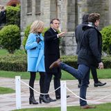 Brigitte Macron geht im blauen Mantel wählen