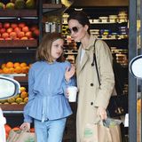 Nur gesunde Sachen haben Angelina Jolie und Tochter Vivienne in ihren umweltfreundlichen Papiertüten. Der Supermarkt, in dem die beiden in L.A. sich noch schnell mit Vorräten eindecken, verkauft nur organische Lebensmittel.
