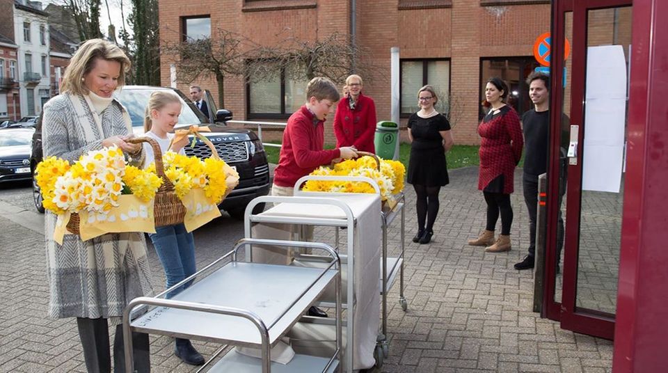 15. März 2020 Was für eine schöne Geste. Königin Mathilde von Belgien möchte das Pflegepersonal und die Senioren unterstützen, die wegen des Coronavirus derzeit keinen Besuch empfangen dürfen. Zur Aufheiterung bringt sie mit ihren Kindern, Prinzessin Eléonore und Prinz Emmanuel, selbst gebackenen Kuchen und Blumen zum Seniorenheim Rusthuis Huis Heizel. 15. März 2020 Was für eine schöne Geste. Königin Mathilde von Belgien möchte das Pflegepersonal und die Senioren unterstützen, die wegen des Coronavirus derzeit keinen Besuch empfangen dürfen. Zur Aufheiterung bringt sie mit ihren Kindern, Prinzessin Eléonore und Prinz Emmanuel, selbst gebackenen Kuchen und Blumen zum Seniorenheim Rusthuis Huis Heizel.