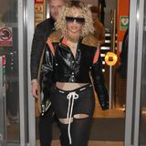 Auch von vorne ist der Look nicht weniger fragwürdig. Die Trägerin ist nicht sofort zu erkennen: Es handelt sich um Rita Ora, die aus dem Studio einer Radio-Talk-Show kommt. Ob man nicht beim Radio eher auf besonders unauffällige Kleidung setzt - schließlich sieht sie niemand - ist eine andere Frage... 