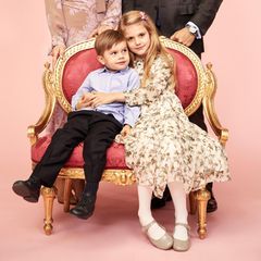 Das schwedische Königshaus veröffentlicht ein neues Foto der Kronprinzenfamilie. Prinz Oscar und Prinzessin Estelle posieren Arm in Arm für die Fotografin - ein niedliches Bild! Auch das schicke Kleid der Thronfolgerin sticht sofort ins Auge: Das geblümte Seidenkleid stammt vom Luxuslabel Bonpoint und kostet knapp 415 Euro. 