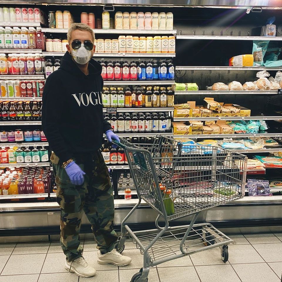 Bill Kaulitz übernimmt die Verantwortung und sorgt für den Nachschub an Lebensmitteln. Mit Mundschutz und Handschuhen glaubt er, ausreichend gegen Viren geschützt zu sein. Bill Kaulitz übernimmt die Verantwortung und sorgt für den Nachschub an Lebensmitteln. Mit Mundschutz und Handschuhen glaubt er, ausreichend gegen Viren geschützt zu sein.