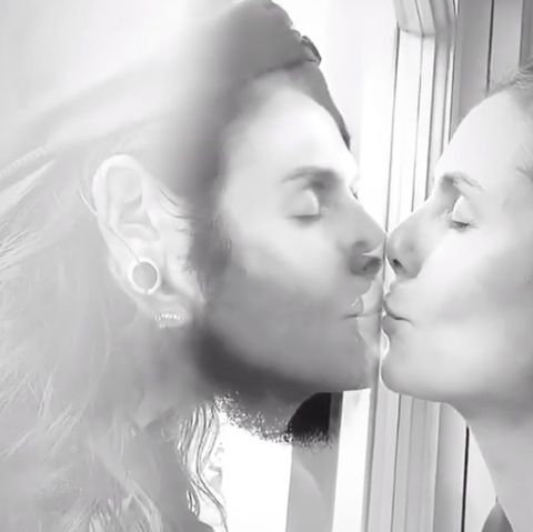Der Verdacht auf eine Infektion mit dem Coronavirus hat sich, Gott sei dank, nicht bestätigt. Zum Zeitpunkt des Fotos ist das aber noch nicht klar. Sicherheitshalber halten die beiden Turteltauben Heidi Klum und Tom Kaulitz Abstand und küssen sich deshalb lieber mit einer Glasscheibe zwischen ihnen.