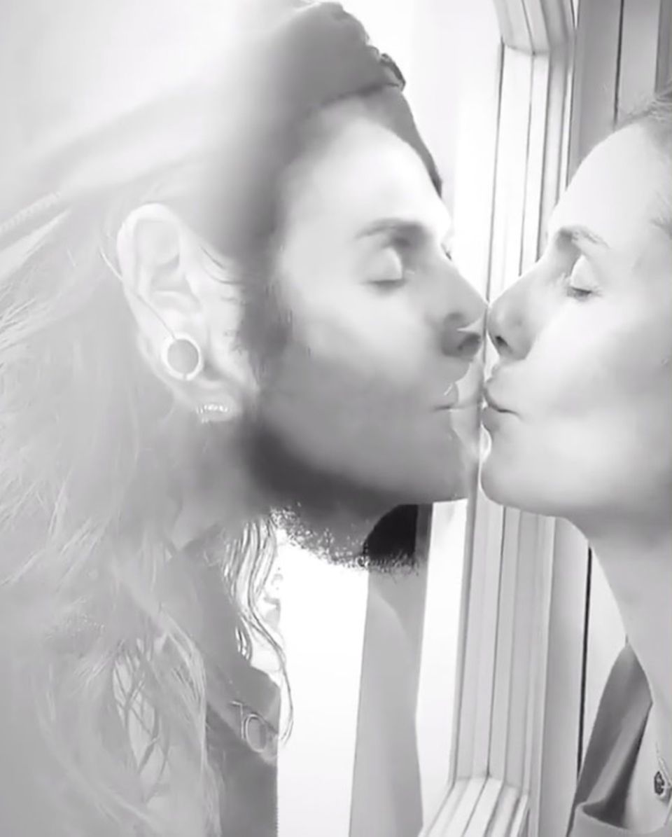 Der Verdacht auf eine Infektion mit dem Coronavirus hat sich, Gott sei dank, nicht bestätigt. Zum Zeitpunkt des Fotos ist das aber noch nicht klar. Sicherheitshalber halten die beiden Turteltauben Heidi Klum und Tom Kaulitz Abstand und küssen sich deshalb lieber mit einer Glasscheibe zwischen ihnen. Der Verdacht auf eine Infektion mit dem Coronavirus hat sich, Gott sei dank, nicht bestätigt. Zum Zeitpunkt des Fotos ist das aber noch nicht klar. Sicherheitshalber halten die beiden Turteltauben Heidi Klum und Tom Kaulitz Abstand und küssen sich deshalb lieber mit einer Glasscheibe zwischen ihnen.