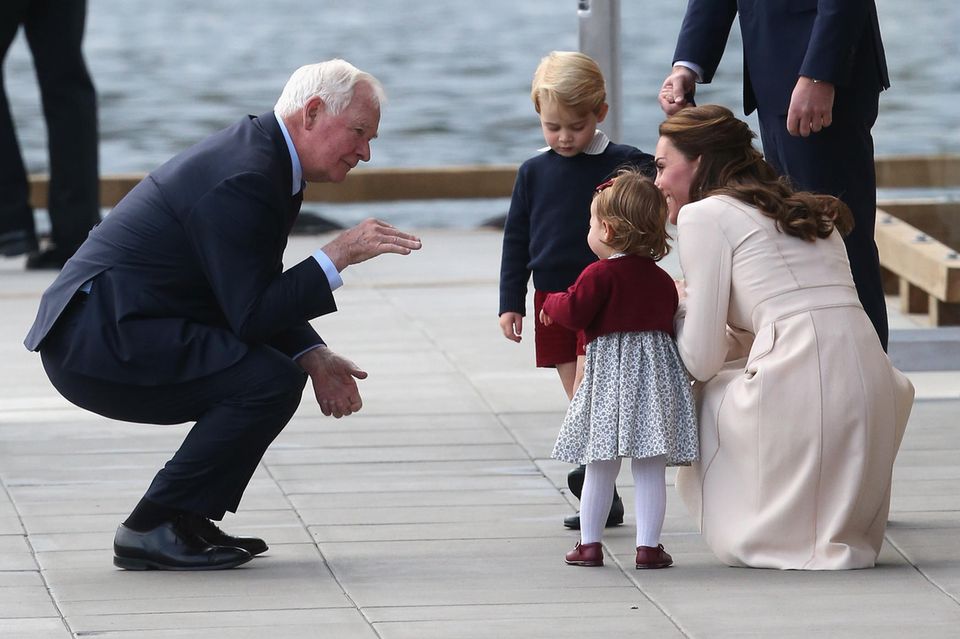 Herzogin Catherine begibt sich auf Augenhöhe mit ihren Kindern, sei es um einen kleinen Wutanfall zu mildern oder, wie hier bei einem Staatsbesuch in Kanada im Jahr 2016, um ihnen die Scheu vor neuen Begegnungen zu nehmen.
