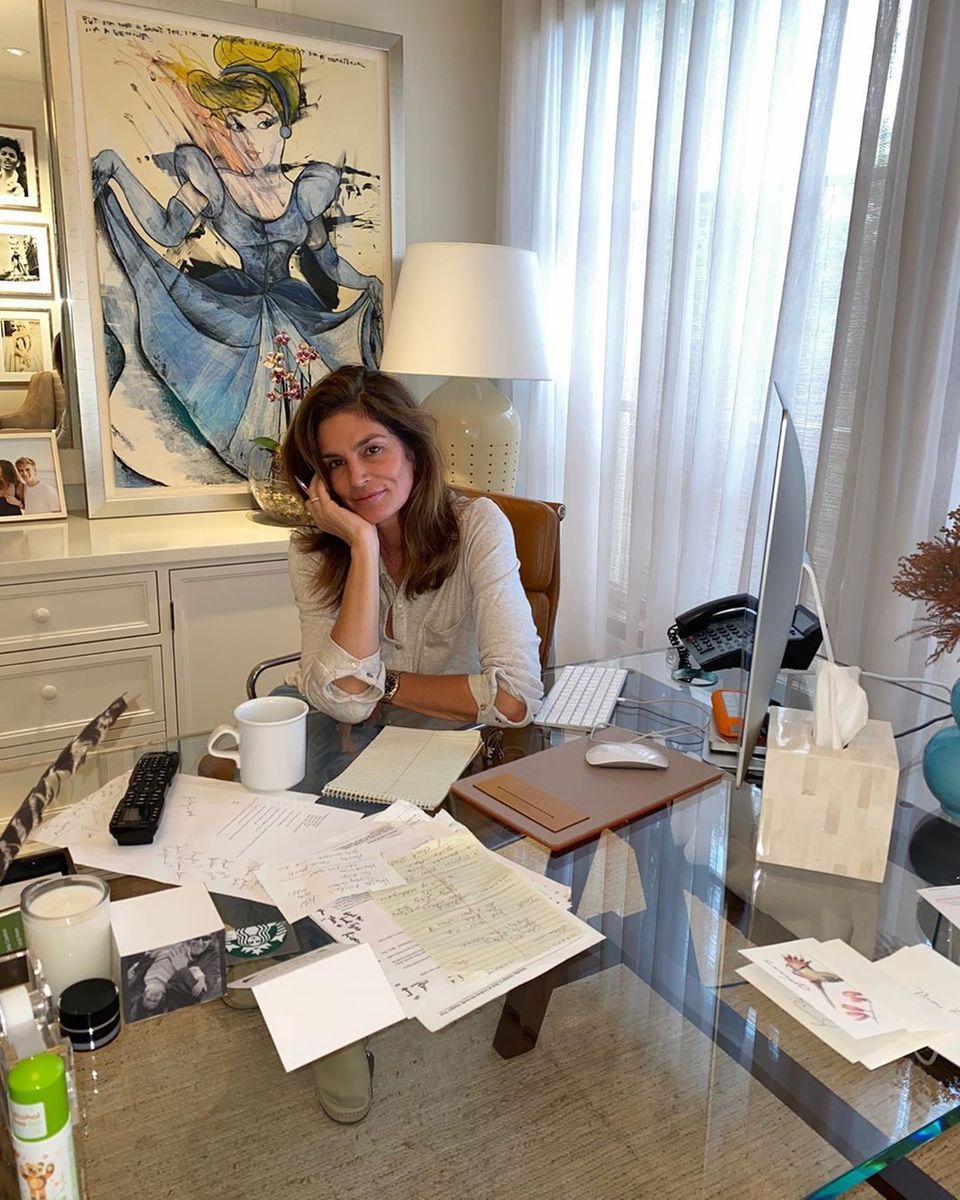 Cindy Crawford zieht sich einfach in ihr Zuhause zurück und zeigt uns, wie sie sich so langsam am Tisch zumüllt. Ihr ist wichtig, dass alle die Situation ernst nehmen und so Menschen, die zur Risikogruppe gehören, eben keinem Risiko aussetzen. Cindy Crawford zieht sich einfach in ihr Zuhause zurück und zeigt uns, wie sie sich so langsam am Tisch zumüllt. Ihr ist wichtig, dass alle die Situation ernst nehmen und so Menschen, die zur Risikogruppe gehören, eben keinem Risiko aussetzen.