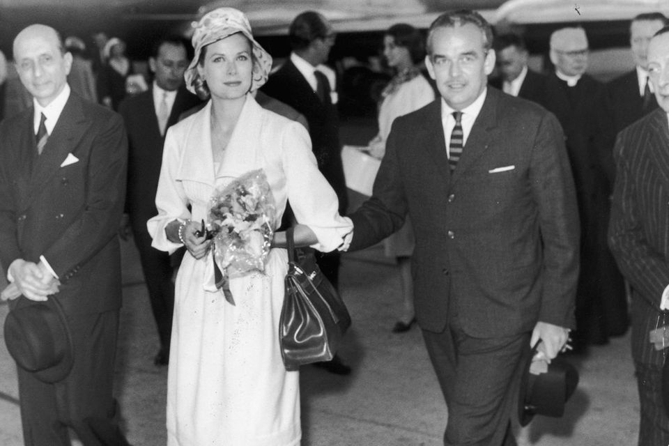 Grace Kelly (mit Ehemann Fürst Rainier von Monaco) machte die Kelly Bag von Hermès weltberühmt.