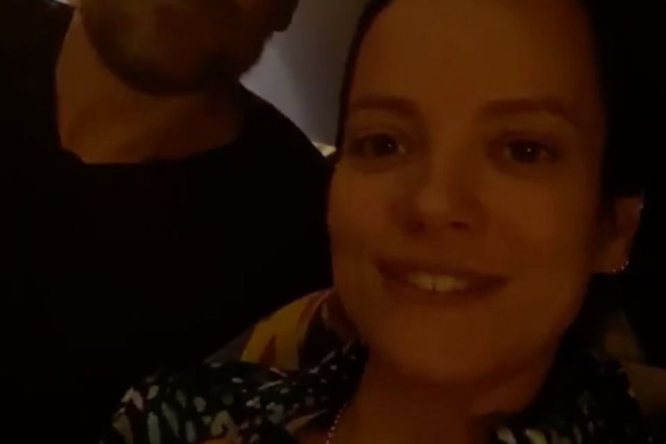 Duffy bricht ihr Schweigen nach Schock-Enthüllung: David Harbour und Lily Allen. Die Sängerin zeigt sich mit einem verdächtigen Ring. David Harbour und Lily Allen. Die Sängerin zeigt sich mit einem verdächtigen Ring.
