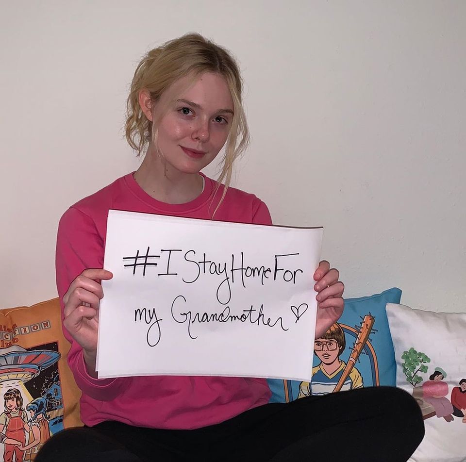 Ihre jüngere Schwester Elle Fanning macht auch mit bei der #StayHomeFor-Aktion. Sie will ihre Großmutter Mary Jane nicht in Gefahr bringen. Ihre jüngere Schwester Elle Fanning macht auch mit bei der #StayHomeFor-Aktion. Sie will ihre Großmutter Mary Jane nicht in Gefahr bringen.