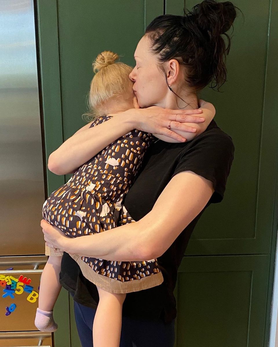 "Orange is the new black"-Schauspielerin Laura Prepon bringt es auf den Punkt. Auf Instagram kommentiert sie: "Wascht eure Hände und umarmt die, dir ihr liebt." Ganz fest hält sie dabei ihre Tochter Ella.