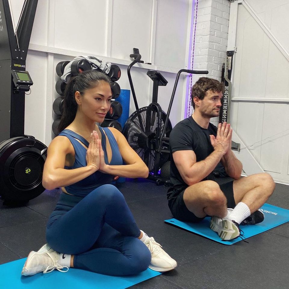 Nicole Scherzinger findet mit ihrer neuen Liebe Thom Evans einen anderen Weg, die Selbst-Isolation gut zu überstehen. In ihrem Fitnessraum in der Garage machen die beiden Yogaübungen und sie ruft auf Instagram auf: "Schwitzt es aus und geht den Weg der inneren Ruhe. Schärft in dieser Zeit Körper, Geist und Seele. Ich sende euch allen Liebe und Licht." Nicole Scherzinger findet mit ihrer neuen Liebe Thom Evans einen anderen Weg, die Selbst-Isolation gut zu überstehen. In ihrem Fitnessraum in der Garage machen die beiden Yogaübungen und sie ruft auf Instagram auf: "Schwitzt es aus und geht den Weg der inneren Ruhe. Schärft in dieser Zeit Körper, Geist und Seele. Ich sende euch allen Liebe und Licht."