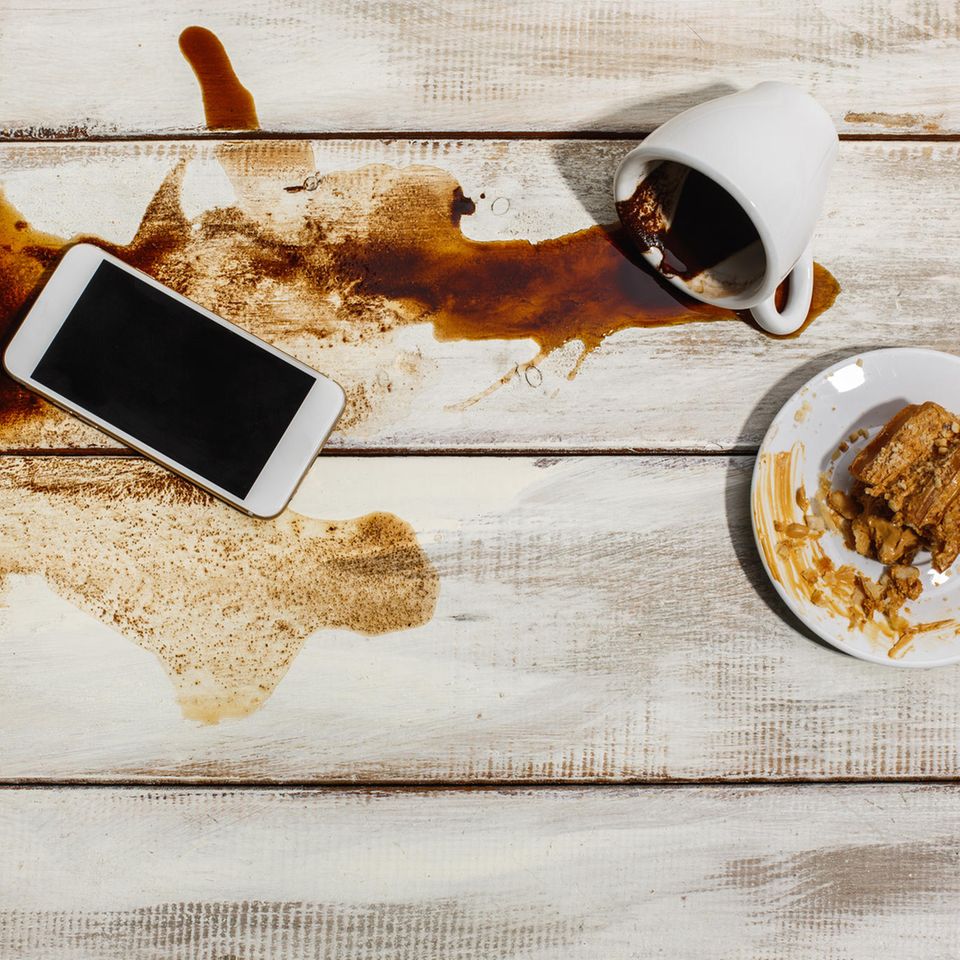 Kaffeefleck, ausgelaufener Kaffee, Kaffee, Kaffee- und Kuchenzeit