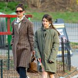 Der Frühling lässt weiter auf sich warten: Katie Holmes und Tochter Suri Cruise spazieren zusammen mit den Hunden in New York. Bis auf die nackten Beinchen ist Suri dick eingepackt - der Oversize-Parka könnte glatt aus Mamas Kleiderschrank gemopst sein.