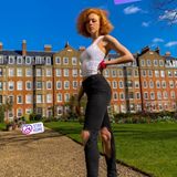 Anna Ermakova freut sich über ein paar Sonnenstrahlen in London. Aufgestylt hat sie sich für den kurzen Spaziergang dennoch: In zerrissenen Jeans und weißem Top posiert sie gewohnt lasziv für die Kamera.