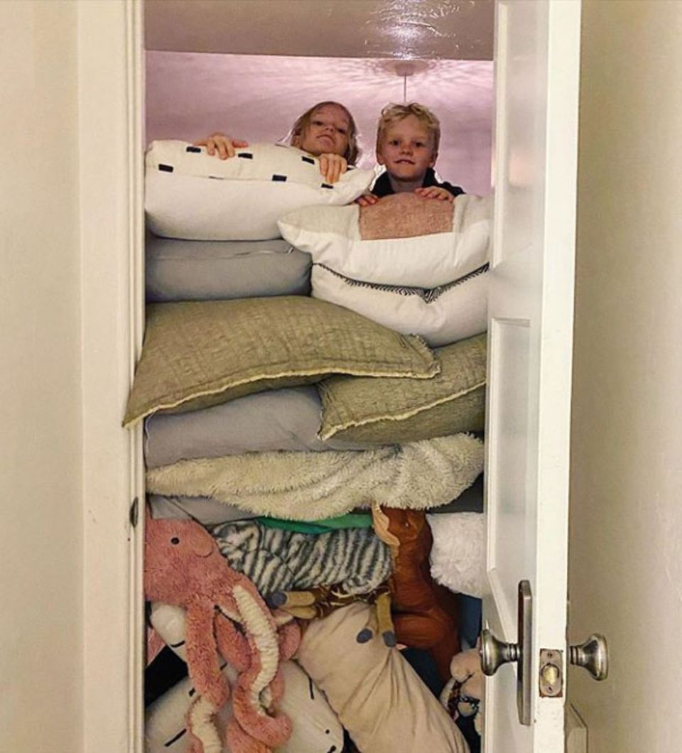 Abstand halten! Die Kids von Schauspieler James van der Beek scheinen diesen Ratschlag sehr ernst zu nehmen und verbarrikadieren vorsichtshalber schon mal ihr Zimmer. Abstand halten! Die Kids von Schauspieler James van der Beek scheinen diesen Ratschlag sehr ernst zu nehmen und verbarrikadieren vorsichtshalber schon mal ihr Zimmer.