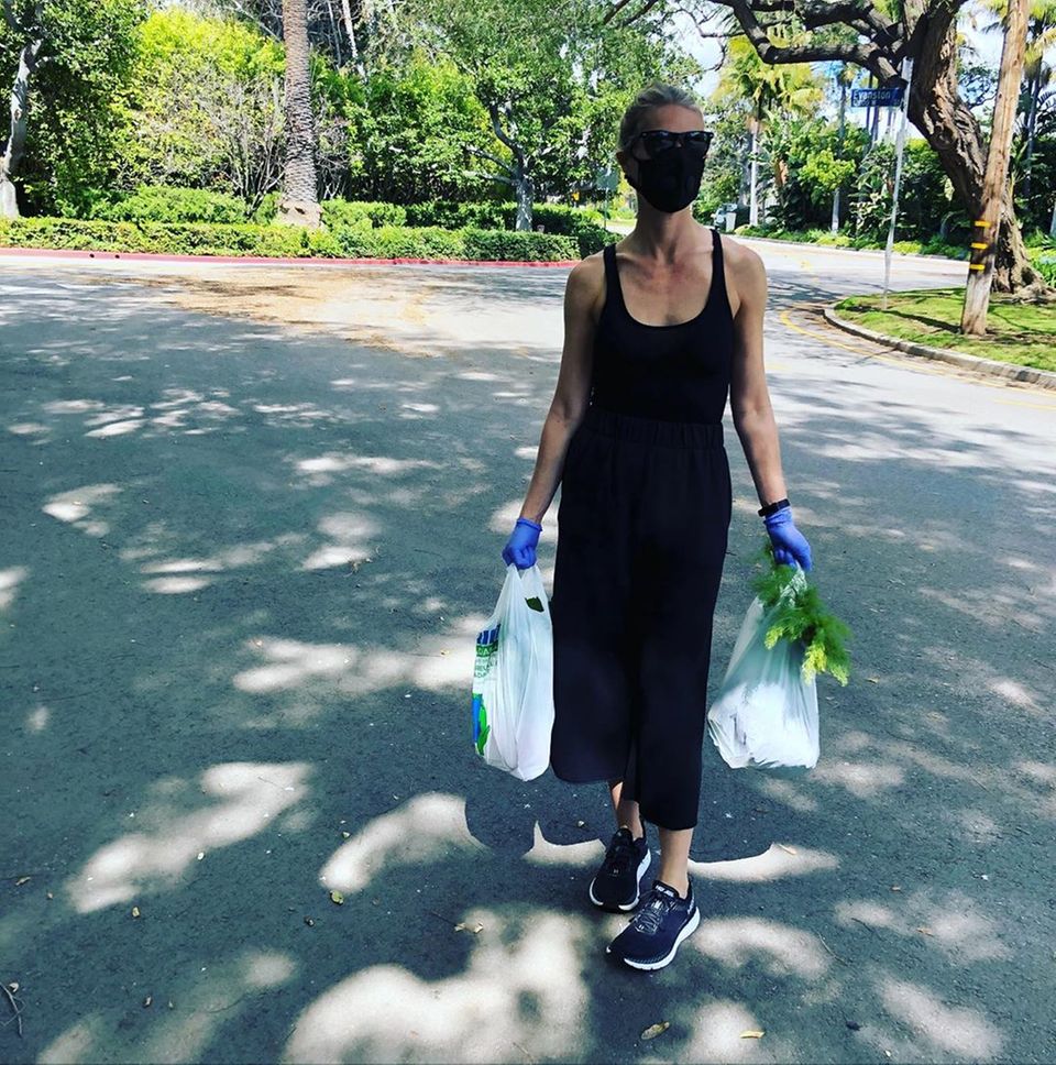 Kaum zu erkennen ist Schauspielerin Gwyneth Paltrow. Zusammen mit ihrem Mann Brad Falchuk geht sie auf den Markt, um das Nötigste einzukaufen. Natürlich treffen sie die entsprechenden Sicherheitsmaßnahmen. Auf ihrem Instagram-Account ruft sie dazu auf, die noch verbliebenen Freiheiten nicht zu missbrauchen und sich an die Anweisungen der Behörden zu halten. Kaum zu erkennen ist Schauspielerin Gwyneth Paltrow. Zusammen mit ihrem Mann Brad Falchuk geht sie auf den Markt, um das Nötigste einzukaufen. Natürlich treffen sie die entsprechenden Sicherheitsmaßnahmen. Auf ihrem Instagram-Account ruft sie dazu auf, die noch verbliebenen Freiheiten nicht zu missbrauchen und sich an die Anweisungen der Behörden zu halten.