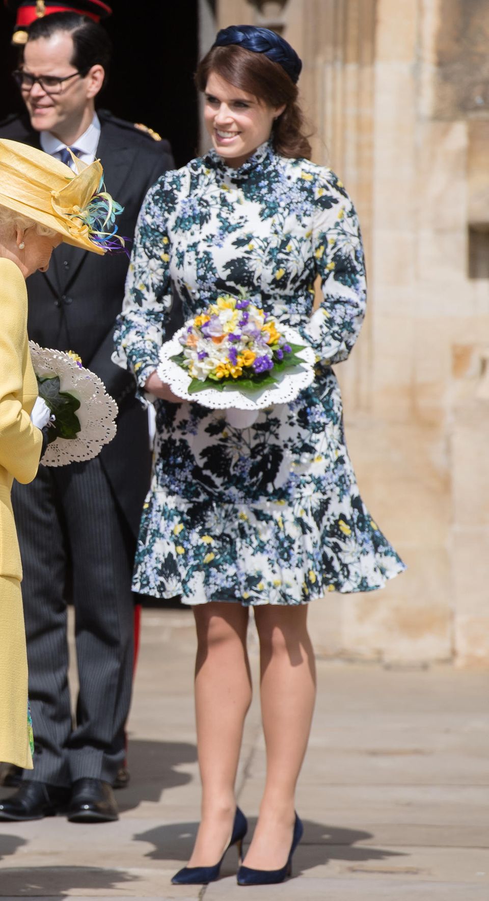 Ebenfalls Bein zeigt Eugenie im April 2019 beim traditionellen Royal Maundy Gottesdienst in der St. George's Kapelle. Das wunderschöne Kleid mit floralem Muster stammt aus der Feder des türkisch-kanadischen Modeschöpfer Erdem. 
