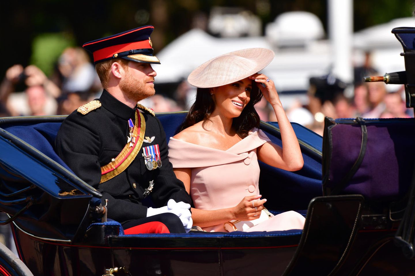 Prinz Harry und Herzogin Meghan bei einer Kutschfahrt anlässlich Trooping the Colour 2018.