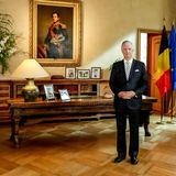 König Philippe von Belgien posiert vor seiner XXL-Kommode im königlichen Palast in Brüssel. XXL-Blumengestecke und betagte Ölgemälde deuten unverkennbar auf das Büro eines Oberhauptes hin.
