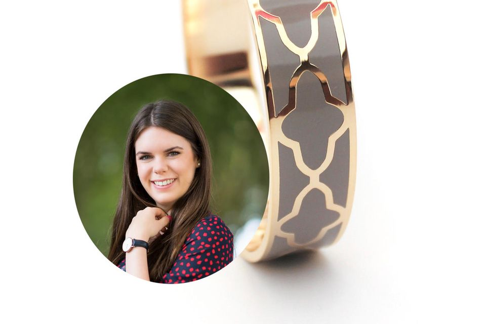 Must-haves: Schmuck-Layering vom Feinsten: Online-Redakteurin Jessica kombiniert gerne auffällige Schmuckstücke, wie diesen Hingucker-Armreifen, mit zarteren Teilen. Schmuck-Layering vom Feinsten: Online-Redakteurin Jessica kombiniert gerne auffällige Schmuckstücke, wie diesen Hingucker-Armreifen, mit zarteren Teilen.