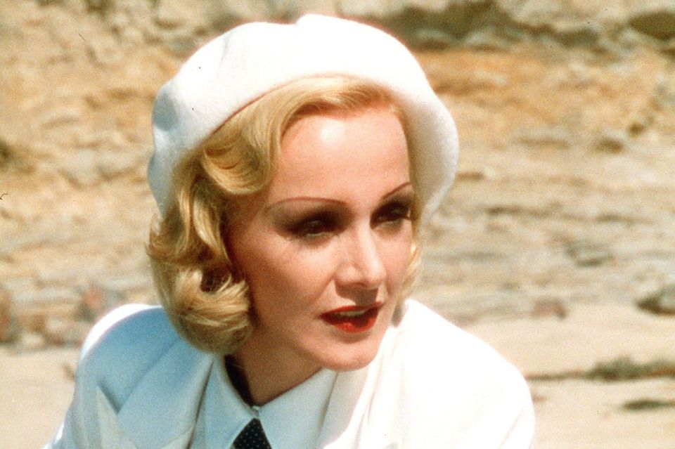Katja Flint spielt im Jahr 2000 die Dietrich in Joseph Vilsmaiers "Marlene".