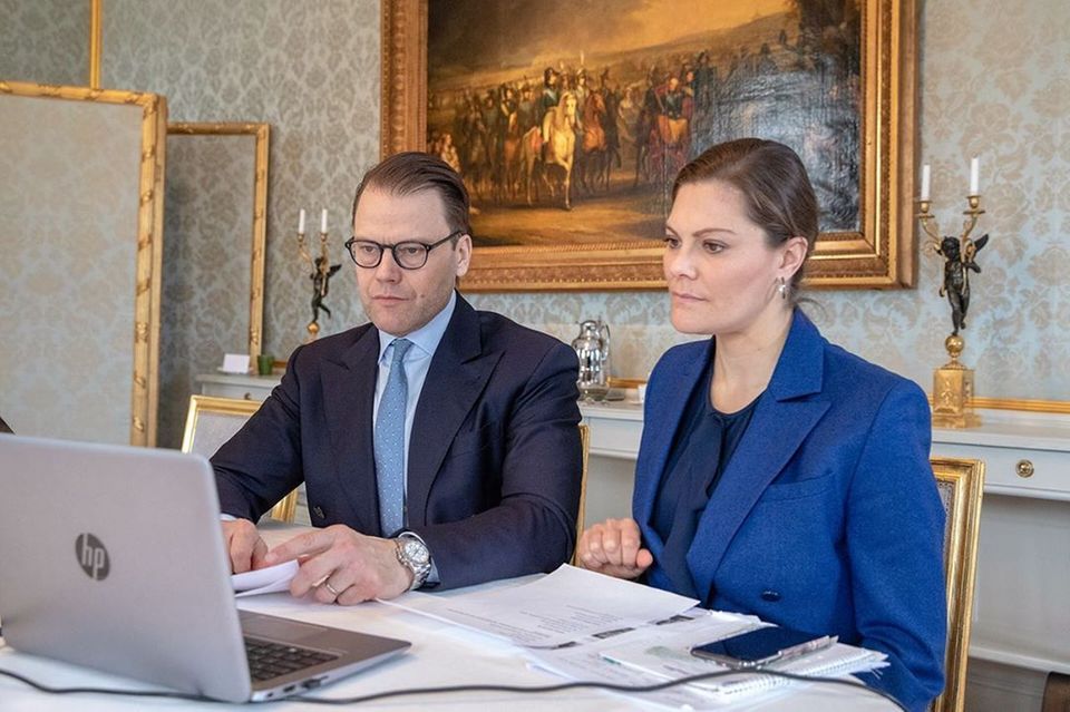 24. März 2020 In der Coronakrise arbeiten auch Prinz Daniel und Prinzessin Victoria im Homeoffice. Mit Telefon- und Videoanrufen informieren sie sich bei Organisationen und Unternehmen über die Situation. Das Ehepaar bedankt sich bei allen von der Coronakrise betroffenen Mitarbeitern und Mitgliedern der Organisationen für ihren Einsatz. 24. März 2020 In der Coronakrise arbeiten auch Prinz Daniel und Prinzessin Victoria im Homeoffice. Mit Telefon- und Videoanrufen informieren sie sich bei Organisationen und Unternehmen über die Situation. Das Ehepaar bedankt sich bei allen von der Coronakrise betroffenen Mitarbeitern und Mitgliedern der Organisationen für ihren Einsatz.