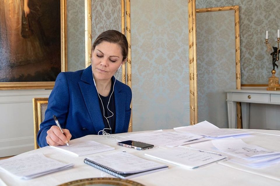 Die Telefonkonferenzen werden auch in der kommenden Zeit von Prinzessin Victoria und dem schwedischen Königshaus fortgesetzt. Der Thronfolgerin liegt sehr am Herzen, den Kontakt zu Menschen zu halten, die besorgt sind um ihre Zukunft und die Gesundheit ihrer Lieben. Gleichzeitig unterstützt sie damit auch die Menschen, die mit ihrer Arbeit und Anstrengung zur Abschwächung der Auswirkungen beitragen. Die Telefonkonferenzen werden auch in der kommenden Zeit von Prinzessin Victoria und dem schwedischen Königshaus fortgesetzt. Der Thronfolgerin liegt sehr am Herzen, den Kontakt zu Menschen zu halten, die besorgt sind um ihre Zukunft und die Gesundheit ihrer Lieben. Gleichzeitig unterstützt sie damit auch die Menschen, die mit ihrer Arbeit und Anstrengung zur Abschwächung der Auswirkungen beitragen.