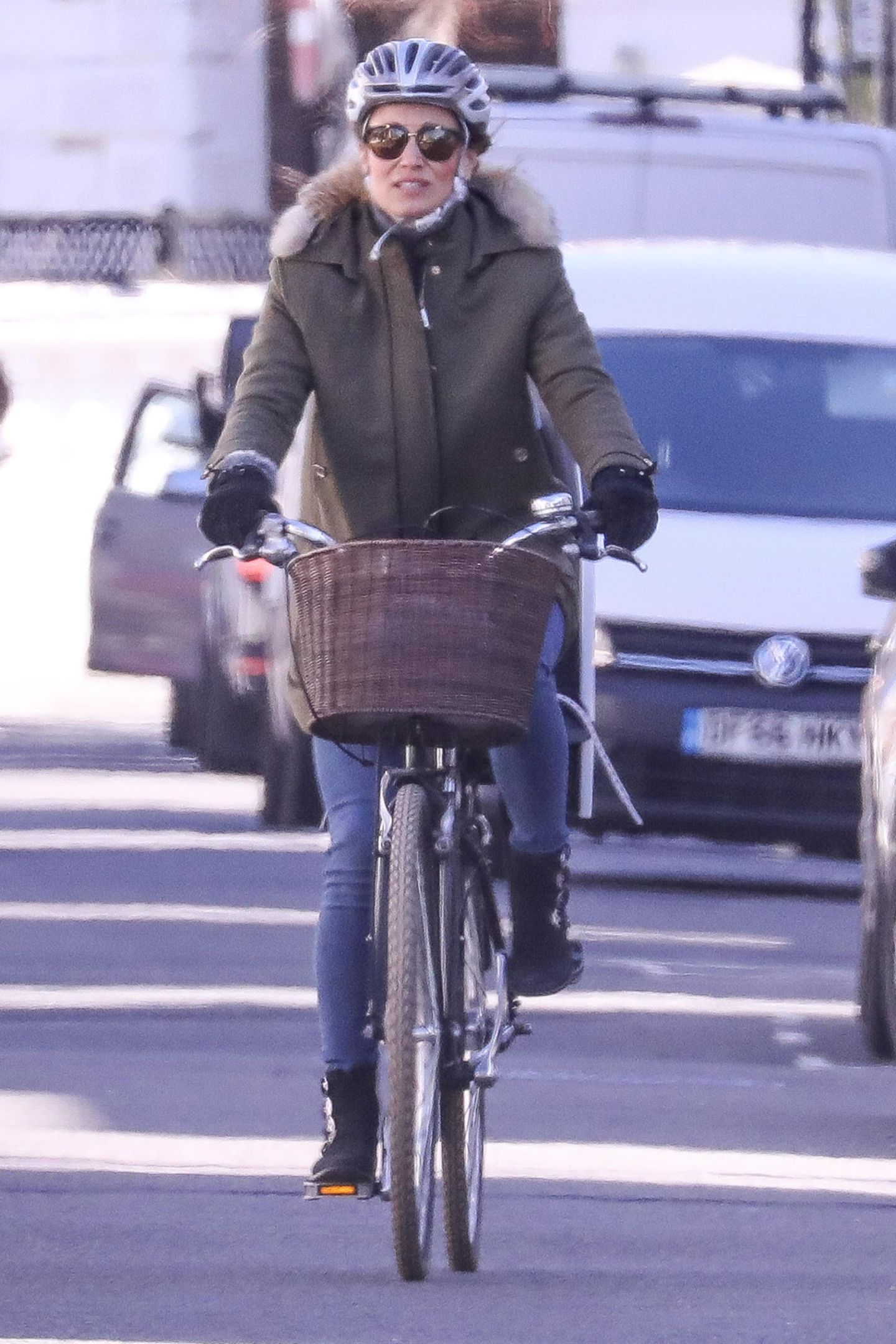 Helm ist uncool? Nee, Risiko ist's! Pippa Middleton radelt durch West-London und kombiniert ihren Helm zu Jeans, warmen Parka und schwarzen Wildleder-Boots. Simpel, sicher, stylisch.