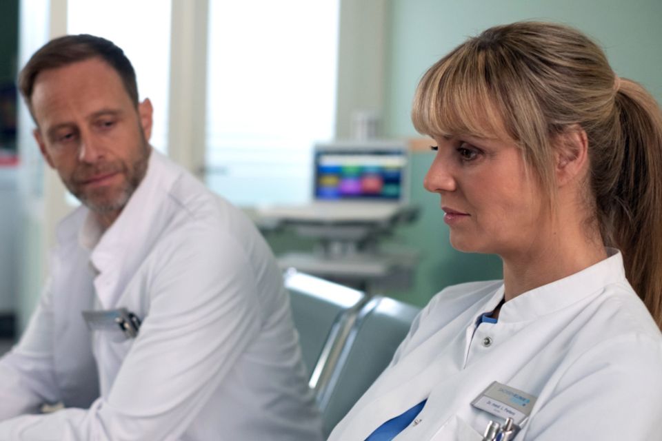Dr. Kai Hoffmann (Julian Weigend) spricht Dr. Lea Peters (Anja Nejarri) noch einmal seine Bewunderung aus.