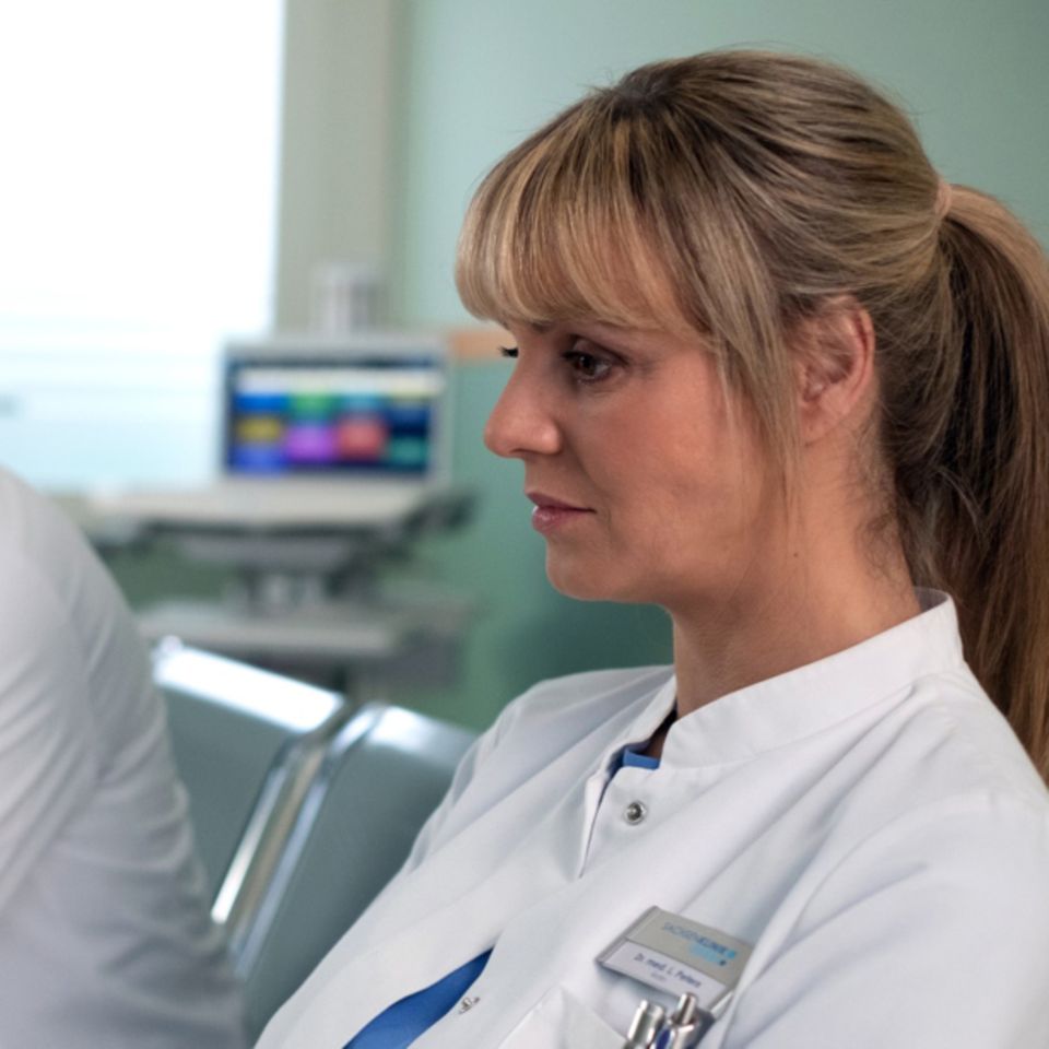 Dr. Kai Hoffmann (Julian Weigend) spricht Dr. Lea Peters (Anja Nejarri) noch einmal seine Bewunderung aus.