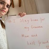Schauspielerin Emma Watson bleibt für drei wichtige Menschen zu Haus, um sie dadurch zu schützen. Auf Instagram erklärt sie auch, wen sie damit meint: ihre 70 Jahre alte Großmutter, ihre Mutter, die an Diabetes Typ 1 erkrankt ist und einer ihrer besten Freunde, der als Pflegekraft arbeitet.