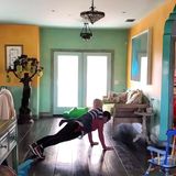 Sängerin Pink hat von ihrem Home-Workout ein Video auf Instagram gepostet. Sie trainiert mit einem 20 Kilogramm-Gewicht, nämlich ihrem dreijährigen Sohn Jameson Moon Hart. Der liegt oder steht auf ihrem Rücken und purzelt hin und wieder auch mal herunter.