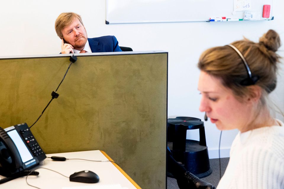 24. März 2020 Im Kampf gegen das Coronavirus besucht König Willem-Alexander den medizinischen Gesundheitsdienst "Herz für Brabant". Dort informiert er sich über die Lage und hält selbstverständlich den gebotenen Abstand ein, um niemanden zu gefährden. 24. März 2020 Im Kampf gegen das Coronavirus besucht König Willem-Alexander den medizinischen Gesundheitsdienst "Herz für Brabant". Dort informiert er sich über die Lage und hält selbstverständlich den gebotenen Abstand ein, um niemanden zu gefährden.