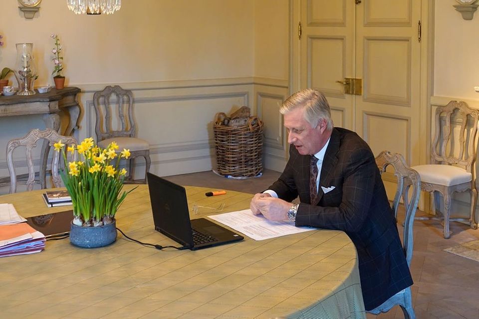 24. März 2020 Der belgische König Philippe spricht via Skype mit Prof. Dr. Marc Van Ranst und seinem Team vom Rega Institut für Medizinische Forschung. Das Rega Institut ist Vorreiter im Kampf gegen Infektionskrankheiten. 24. März 2020 Der belgische König Philippe spricht via Skype mit Prof. Dr. Marc Van Ranst und seinem Team vom Rega Institut für Medizinische Forschung. Das Rega Institut ist Vorreiter im Kampf gegen Infektionskrankheiten.