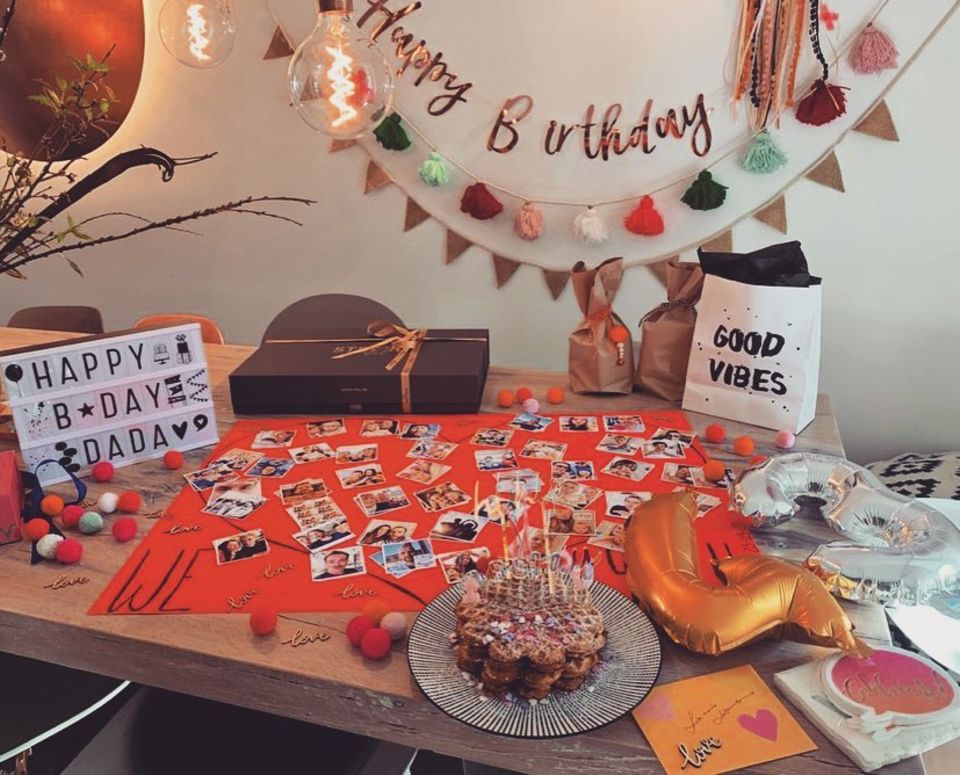 23. März 2020 Wayne Carpendale feiert seinen 43. Geburtstag und ist begeistert, was seine Frau Annie aus dem Nichts für ihn gebastelt hat. Es gibt Geschenke, einen Kuchen, und auf dem Tisch liegen die Fotos der geladenen Gäste, die wegen des Coronavirus leider nicht persönlich kommen können. 23. März 2020 Wayne Carpendale feiert seinen 43. Geburtstag und ist begeistert, was seine Frau Annie aus dem Nichts für ihn gebastelt hat. Es gibt Geschenke, einen Kuchen, und auf dem Tisch liegen die Fotos der geladenen Gäste, die wegen des Coronavirus leider nicht persönlich kommen können.