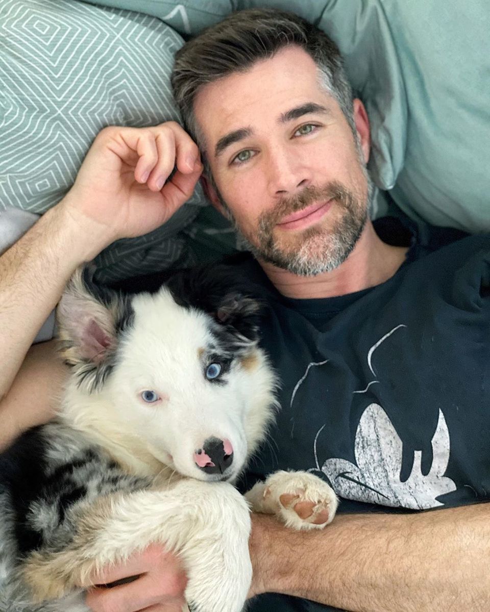 Seriendarsteller Jo Weil (Verbotene Liebe) kuschelt am Tag zehn seiner Quarantäne mit seinem Australian Sheperd Sky. Seriendarsteller Jo Weil (Verbotene Liebe) kuschelt am Tag zehn seiner Quarantäne mit seinem Australian Sheperd Sky.